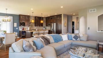Smart TV, chimenea, futbolito y tenis de mesa