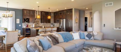 Smart TV, chimenea, futbolito y tenis de mesa