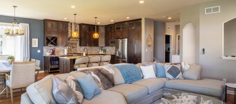 Serene 4-bedroom Lake House in Pewaukee-Hot Tub!