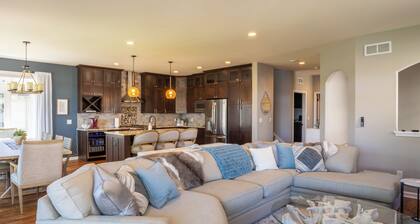 Serene 4-bedroom Lake House in Pewaukee-Hot Tub!