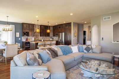 Serene 4-bedroom Lake House in Pewaukee-Hot Tub!