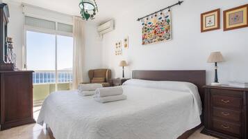 3 slaapkamers, een strijkplank/strijkijzer, wifi, beddengoed