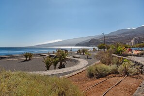 On the beach - Vacation Apartment 'Paraíso Atlántico' with Sea View, Wi-Fi and Air Conditioning (Radazul)