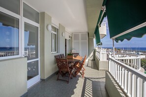 Outdoor dining - Vacation Apartment 'Paraíso Atlántico' with Sea View, Wi-Fi & Air Conditioning (Radazul)