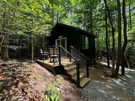 Exterior. Couples Glamping Cabin - Bearly Behaving