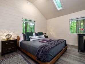 Free WiFi, bed sheets - Couples Glamping Cabin - Bearly Behaving (Balsam Grove)