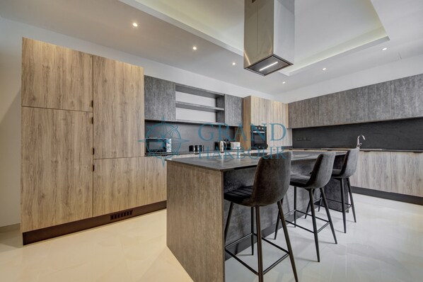 Réfrigérateur, four à micro-ondes, un four, surface de cuisson