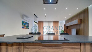 Una cocina moderna con una isla central, armarios de madera y un horno empotrado.