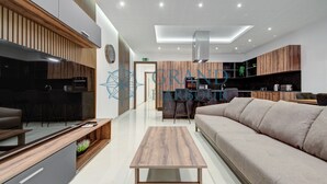 Un interior moderno con un sofá, una zona de comedor y una cocina.