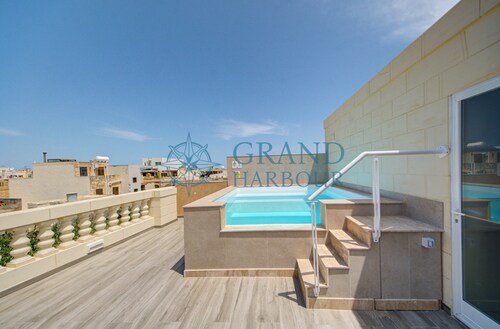 Casa Del 'Arte in Ghaxaq – Rooftop Pool & Garage