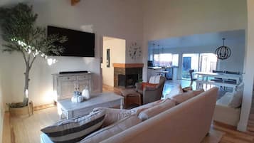 Una televisión, una chimenea