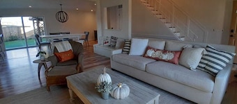 Bright & Stylish Home Stay Minutes from Wineries