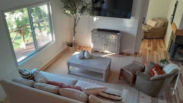 Televisión y chimenea