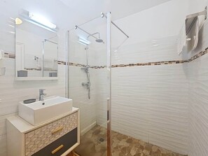 Secadora de cabello, toallas, papel de baño 