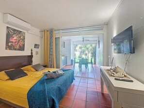 1 habitación, tabla de planchar con plancha, cuna de viaje y internet 