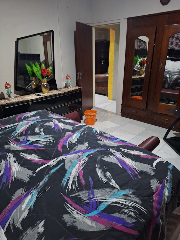 2 bedrooms, iron/ironing board, internet, bed sheets
