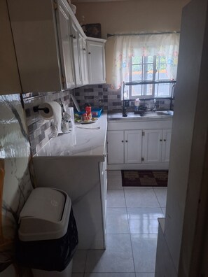 Een koelkast, een microgolfoven, een oven, een kookplaat