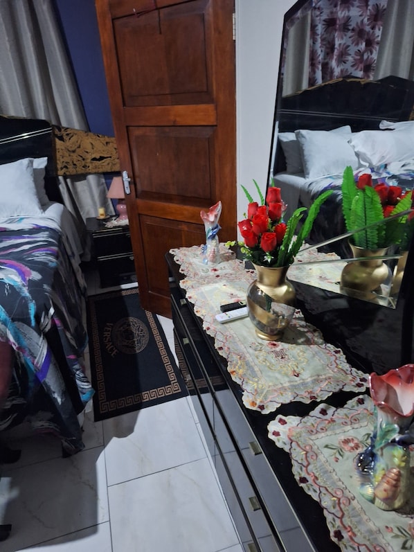 Ferros/tábuas de passar roupa, acesso à internet, roupa de cama
