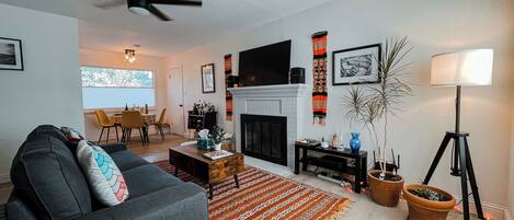 TV connectée, cheminée, lecteur de DVD, chaîne hi-fi