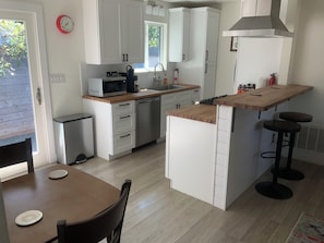 Mikrobølgeovn, ovn, kokeplater og oppvaskmaskin