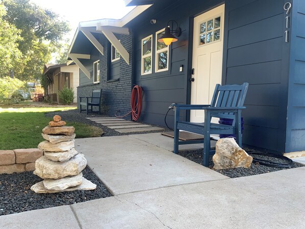 Terrace/patio - Don’t Mess With Texas! 3-Bedroom house in lovely South Austin with ice cold AC! (Austin)