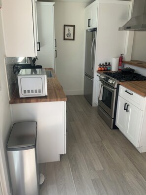 Mikrobølgeovn, ovn, kokeplater og oppvaskmaskin