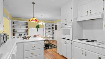 Micro-ondes, four, plaque de cuisson, lave-vaisselle