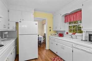 Mikrovågsugn, ugn, spishäll och diskmaskin