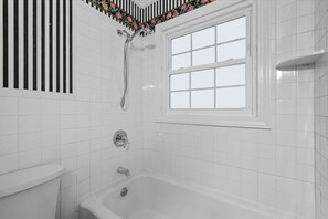 Regadera, toallas, jabón, papel de baño 