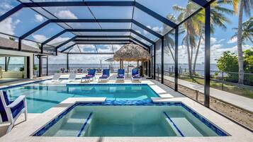 Utomhuspool och uppvärmd pool