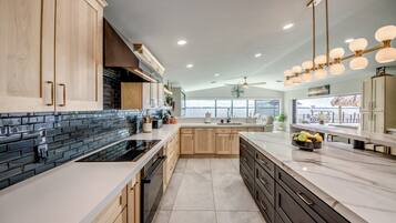 Kylskåp, mikrovågsugn, ugn och spishäll