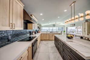 Réfrigérateur, four à micro-ondes, un four, surface de cuisson