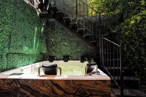 Indoor spa tub