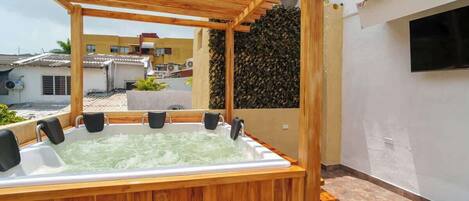 Outdoor spa tub