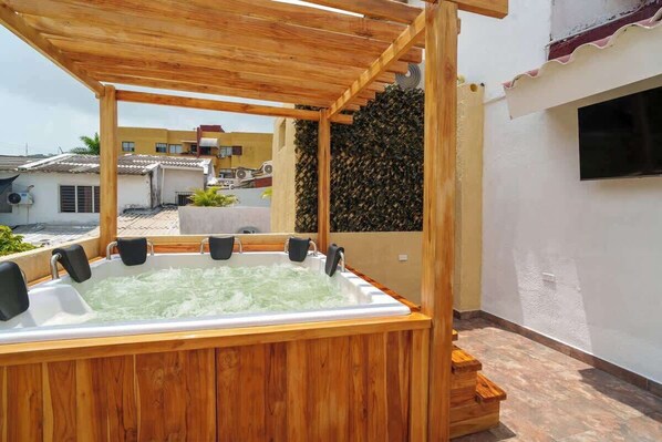 Outdoor spa tub