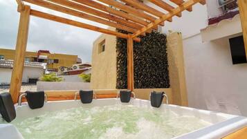 Tina de hidromasaje al aire libre