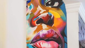 Una escalera con un mural colorido en la pared.