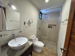 Habitación estándar | Baño | Secadora de cabello, pantuflas, toallas, jabón 