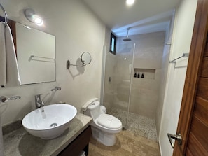 Habitación estándar | Baño | Secadora de cabello, pantuflas, toallas, jabón