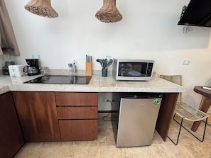 Habitación estándar | Cocina privada | Frigobar, microondas, parrilla de estufa y utensilios de cocina