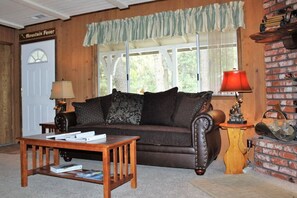 TV, fireplace, table football - Southern Comfort Big Bear Lake (Big Bear Lake)