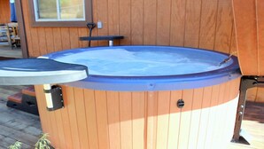 A hot tub with a wooden exterior, a side table, and a small window. - Aspen Glen Big Bear Lake (Big Bear Lake)