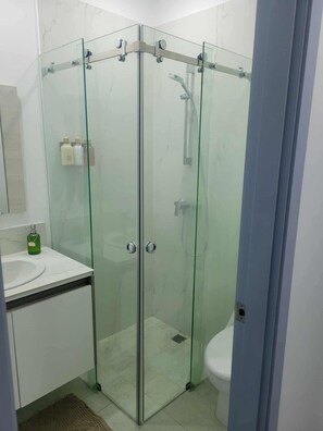 Douche, sèche-cheveux, serviettes fournies, savon