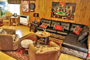 Una televisión, una chimenea