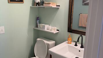 Doccia, asciugacapelli, asciugamani, sapone