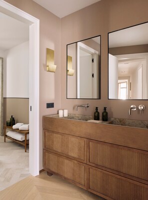 Haartrockner, Bidet, Handtücher, Seife