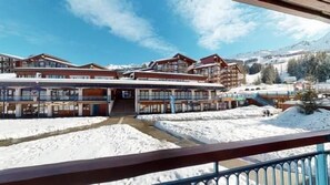 A multi-story hotel with a ski lift in the background. - 150m from ski slopes, 4th floor, tv, 33m², Les Arcs (Les Arcs)