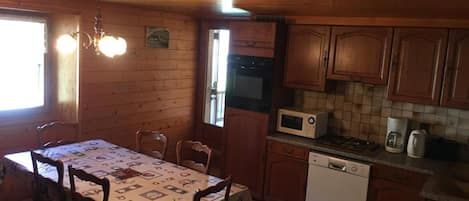 Jääkaappi, mikroaaltouuni, uuni, astianpesukone