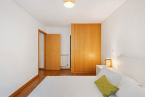 Tabla de planchar con plancha, wifi y ropa de cama