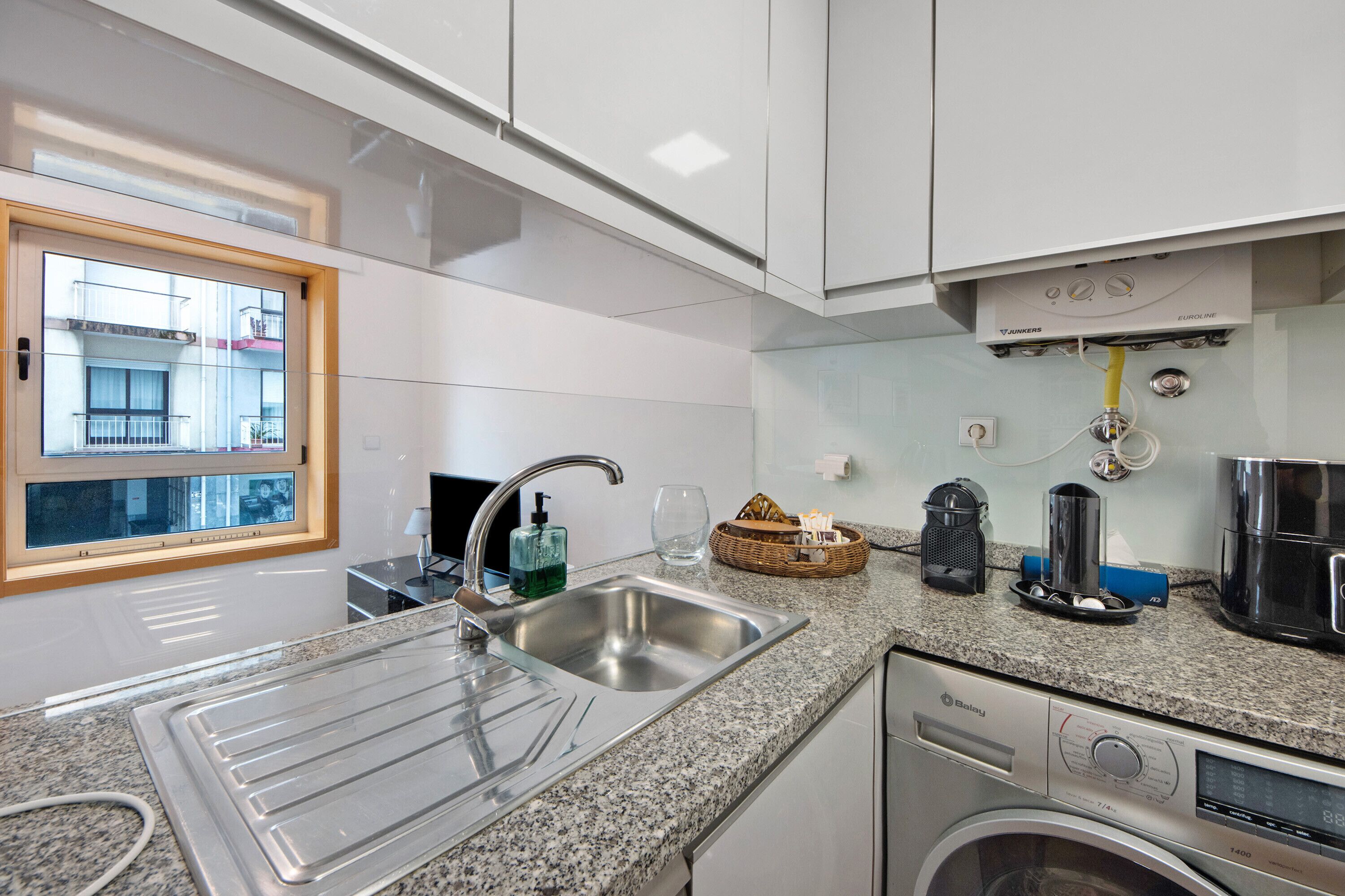 Een koelkast, een magnetron, een oven, een kookplaat